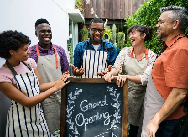 Grupo Personas Diversas Con Gran Tablero Apertura Tienda — Foto de Stock