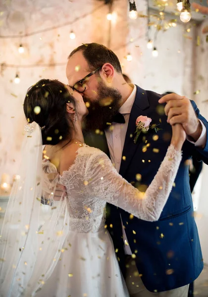 Recién Casados Pareja Bailando Boda Celebración —  Fotos de Stock