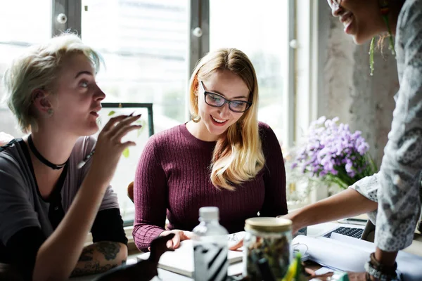 Young Women Business Meeting — Stockfoto