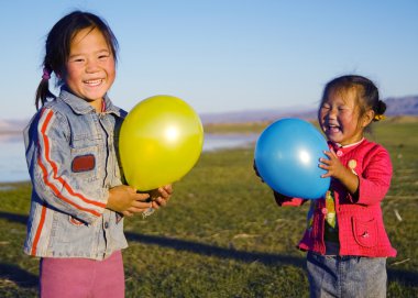 Küçük kızlar balonlarla oynamayı 