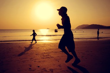 sahilde koşu insanlar