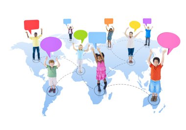 Çok etnik gruptan oluşan çocuklar dünya ve boş konuşma balonu üzerinde bağlı