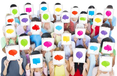 Tablet 'konuşma balonu' ekran tutan insanlar