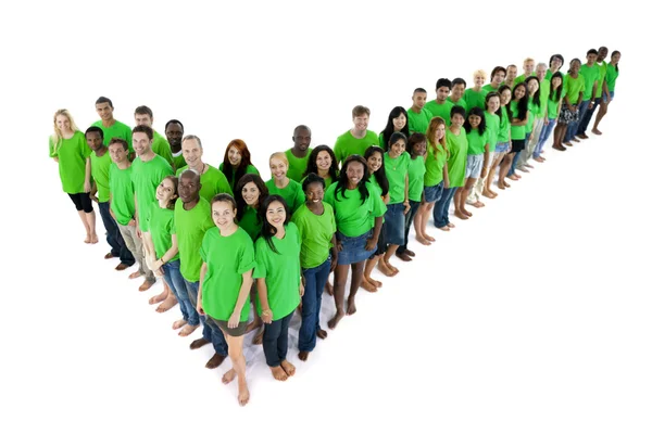 Grande grupo de pessoas multi-étnicas fazendo uma forma de carrapato — Fotografia de Stock