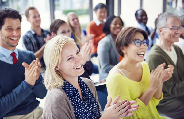 Gente alegre multiétnica aplaudiendo — Foto de Stock