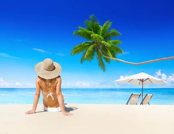 Woman relaxing on beach — Stock Photo, Image