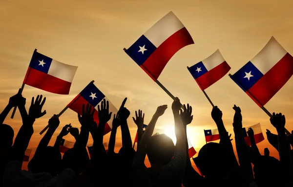Pessoas segurando bandeiras do Chile — Fotografia de Stock