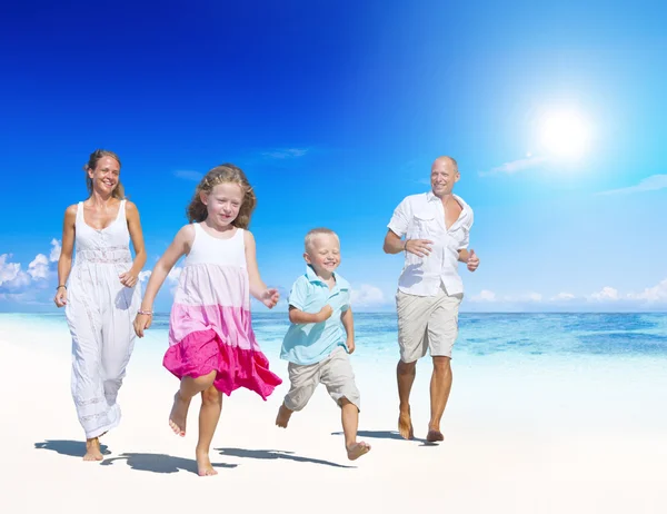 Familia divirtiéndose en la playa — Foto de Stock