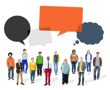 Konuşma balonları ile neşeli insanlar