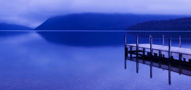 Sakin huzurlu lake iskelesi ile