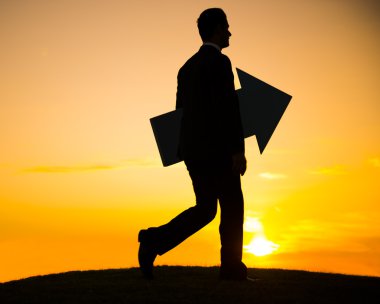 Ok tutarak ve tepe üzerinde yürüme işadamı