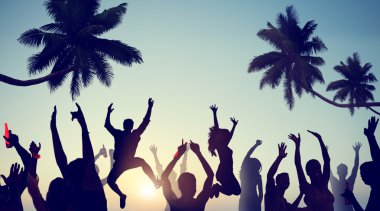 Gençler kumsalda kutluyor