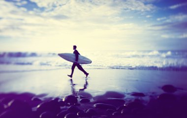 işadamı surfboard ile sahilde