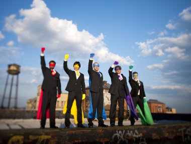 çok etnik gruptan oluşan süper kahraman işadamları