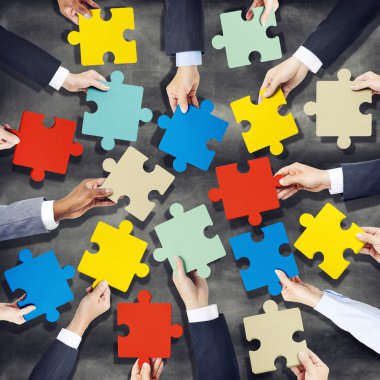 Renkli Jigsaw parçaları Holding eller