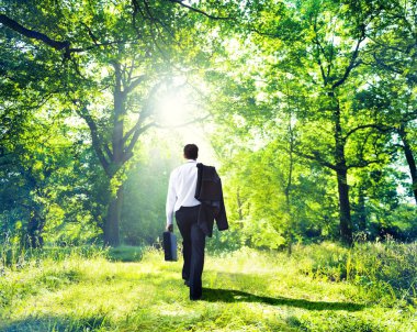 açık havada yürüyüş iş adamı