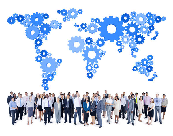 Многоэтническая группа бизнесменов с экипировочной картой мира
