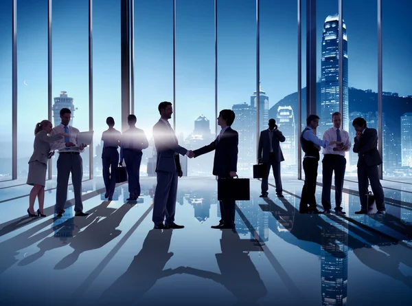 Handshake de negócios no escritório de Hong Kong — Fotografia de Stock