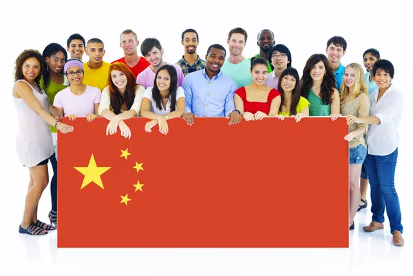 Jovens multi-étnicos com bandeira da China — Fotografia de Stock