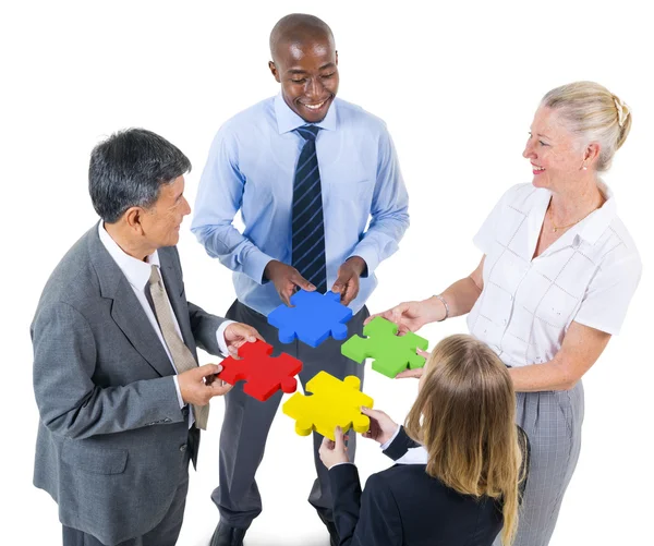 Geschäftsleute bauen Puzzle — Stockfoto