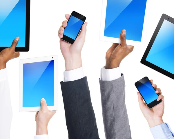 Hände, die Smartphones und Tablets halten — Stockfoto