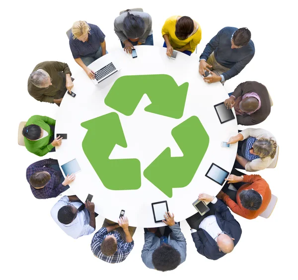 Lidé s symbol recyklace — Stock fotografie