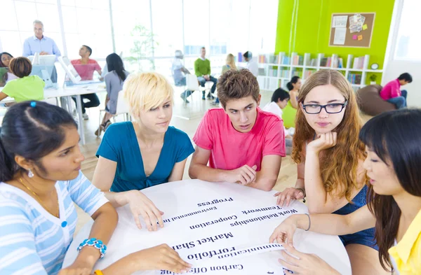 Studenter vid universitet — Stockfoto