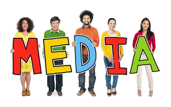 Skupina lidí drží slovo média — Stock fotografie