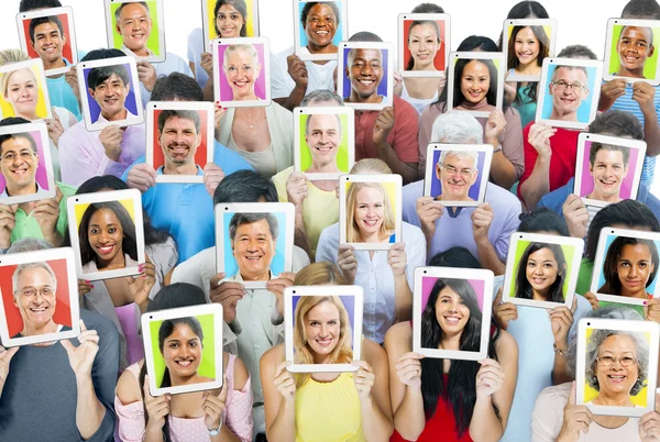 Personnes avec des comprimés devant les visages — Photo