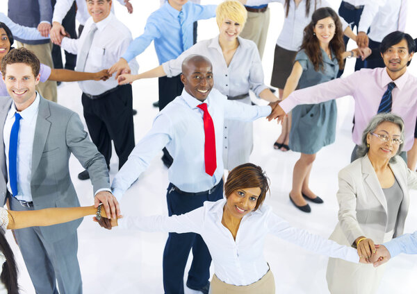 Деловые люди, держащиеся за руки
