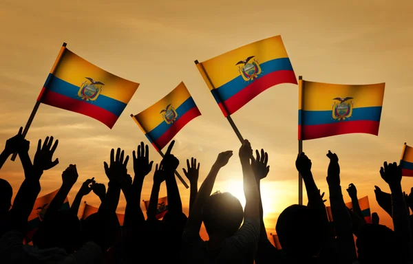 Mensen bedrijf vlaggen van ecuador — Stockfoto