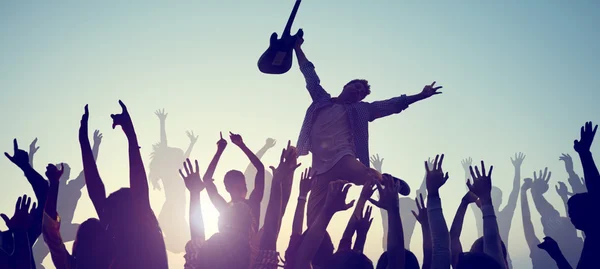 Gente disfrutando de la música en vivo — Foto de Stock