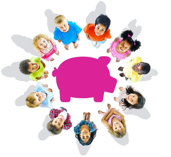 Multi-etnische groep van kinderen en besparingen concepten — Stockfoto