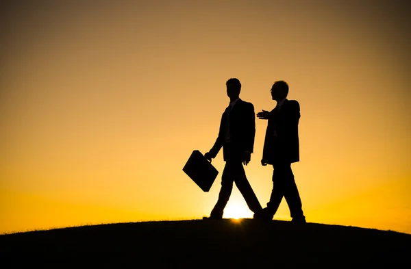 Des hommes d'affaires marchant ensemble sur la colline — Photo