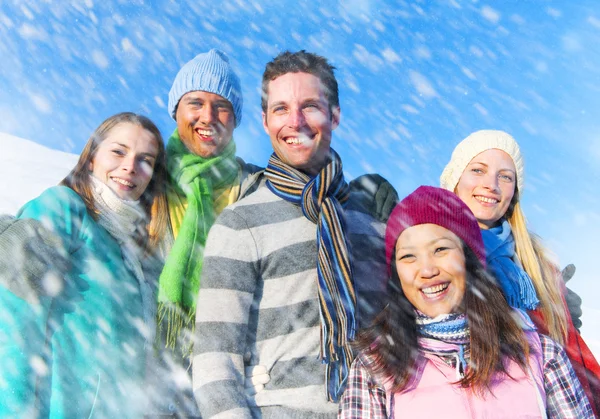Młodych ludzi korzystających z zimą — Zdjęcie stockowe