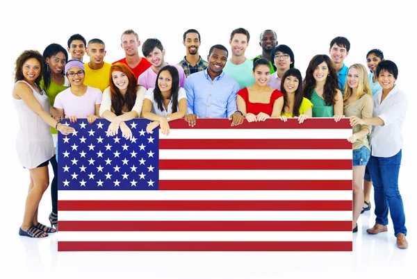 アメリカの国旗のボードを持っている人の大規模なグループ — ストック写真