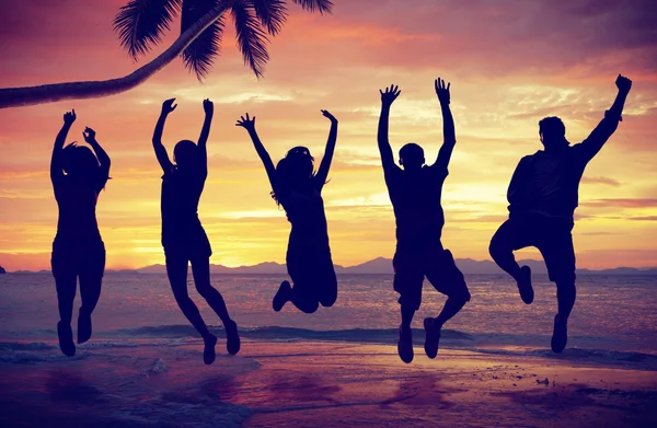 Persone che saltano con entusiasmo sulla spiaggia — Foto Stock