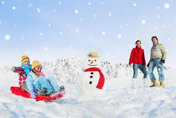 Passeios em família na neve — Fotografia de Stock