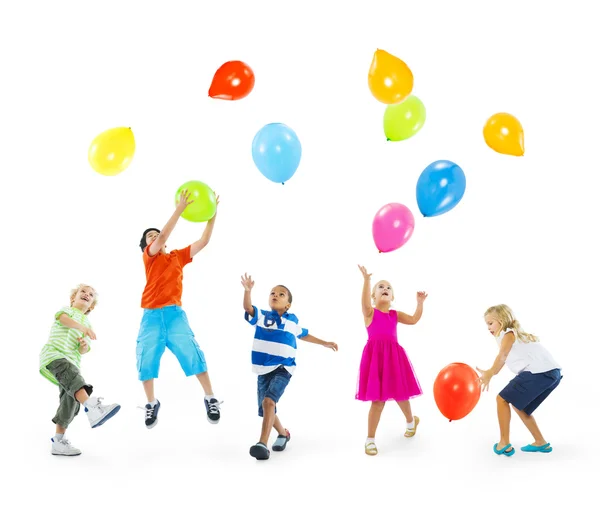 Ballonnen samen spelende kinderen — Stockfoto