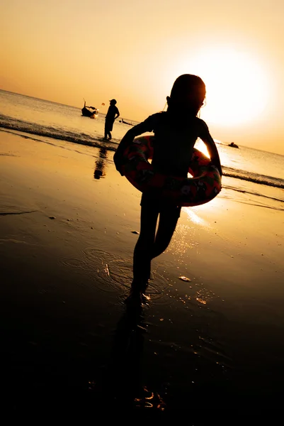 Bambino in spiaggia al tramonto — Foto Stock