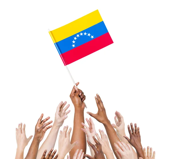 Armen verhoogd voor vlag van venezuela — Stockfoto