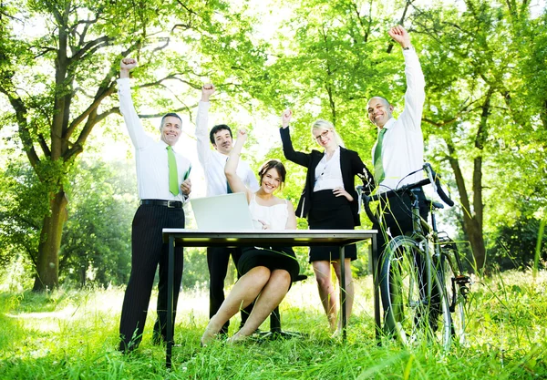 Mensen uit het bedrijfsleven verhogen handen — Stockfoto