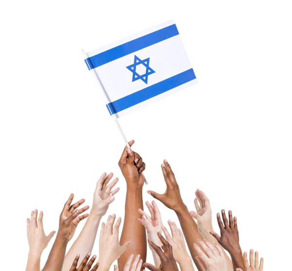 Armen verhoogd voor de vlag van Israël — Stockfoto