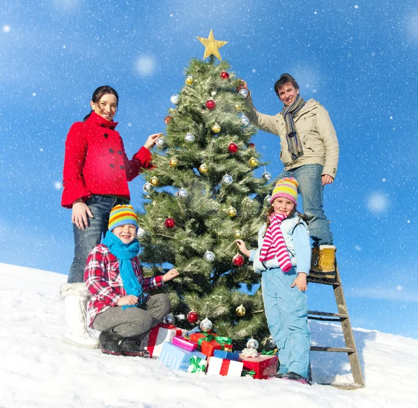 Familie versieren kerstboom — Stockfoto