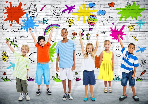 Bambini davanti al muro con disegni — Foto Stock