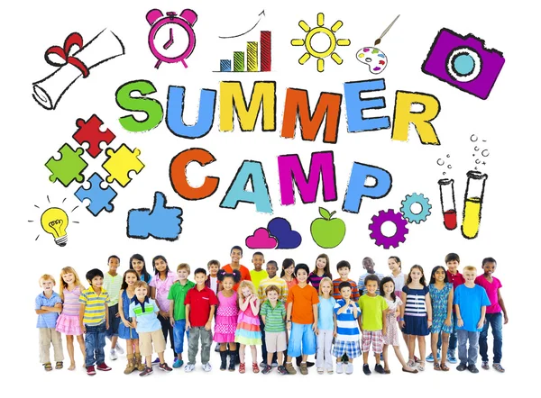 Многонациональная группа детей с концепциями летних лагерей — стоковое фото