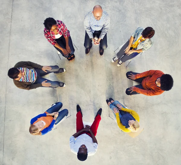 Multietnické lidí sedících v kruhu — Stock fotografie