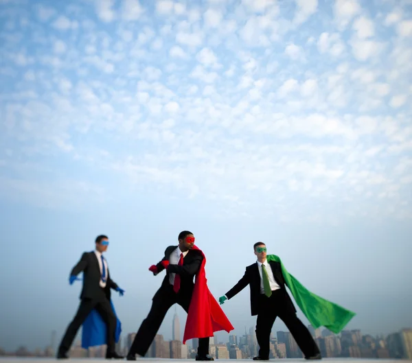 Супергеройские бизнесмены перед Нью-Йорком — стоковое фото