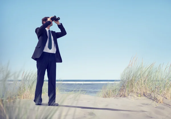 Homem de negócios segurando Spyglass — Fotografia de Stock