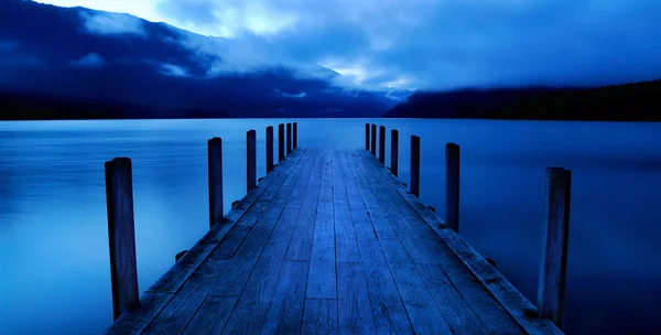 Lago tranquilo com molhe — Fotografia de Stock